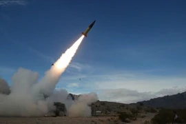 Loạt rocket do lực lượng Hezbollah vào trại tị nạn al-Mutla trên vùng đất do Israel chiếm đóng. (Ảnh: IRNA/TTXVN)