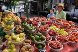 Người dân mua thực phẩm tại khu chợ ở Birmingham (Anh), ngày 13/8/2024. (Ảnh: Getty Images/TTXVN)