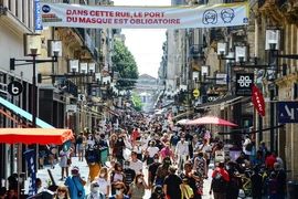 Quang cảnh phố mua sắm Sainte-Catherine ở Bordeaux, Pháp. (Ảnh: AFP/TTXVN)