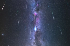 Dải Ngân Hà tỏa sáng rực rỡ trên bầu trời đêm trong một cơn mưa sao băng Perseids, phía trên những ngọn núi và hồ Pampilhosa da Serra, miền Trung Bồ Đào Nha. (Nguồn: National Geographic)