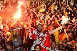 Người Đức ngập trong men say ăn mừng ngôi vô địch World Cup