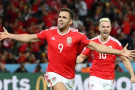 Hal Robson-Kanu (trái) tác giả bàn thắng nâng tỷ số lên 2-1 cho Xứ Wales trước đội Bỉ trong lượt trận tứ kết EURO 2016, ngày 1/7. (Nguồn: EPA/TTXVN)