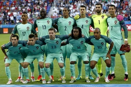 Các cầu thủ Bồ Đào Nha mặc áo xanh sáng trong trận đấu với xứ Wales tại Lyon, Pháp ngày 6/7. (Nguồn: EPA/TTXVN)