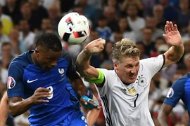 Tình huống để bóng chạm tay của Bastian Schweinsteiger trong trận đấu với đội tuyển Pháp. (Nguồn: AFP)