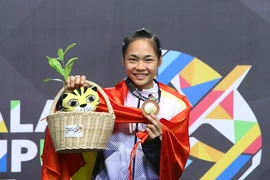 Vận động viên Phạm Thị Tươi nhận huy chương vàng. (Ảnh: Quốc Khánh/TTXVN)