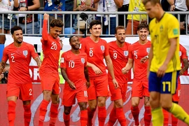 Các cầu thủ Anh ăn mừng chiến thắng trong trận tứ kết gặp Thụy Điển. (Nguồn: THX/TTXVN)