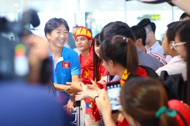 Huấn luyện viên Miura là người bước ra đầu tiên lúc hơn 16 giờ chiều nay. Đội hình U23 Việt Nam chia thành hai nhóm về Nội Bài và Tân Sơn Nhất. (Ảnh: Minh Chiến/Vietnam+)