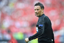 Trọng tài Mark Clattenburg trong trận Thụy Sĩ-Ba Lan. (Nguồn: Dailymail)