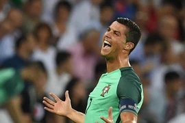Cristiano Ronaldo mừng chiến thắng sau trận đấu với xứ Wales tại Decines-Charpieu, Pháp ngày 6/7. (Nguồn: AFP/TTXVN)