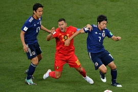 Tuyển thủ Bỉ Eden Hazard (giữa) tranh bóng quyết liệt với các cầu thủ Nhật Bản trong trận đấu ở vòng loại trực tiếp Giải bóng đá World Cup 2018 diễn ra tại Rostov-on-Don, Nga, ngày 2/7. (Ảnh: THX/TTXVN)