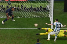 Tiền đạo Messi ghi bàn thắng thứ ba của đội nhà, đưa Argentina vượt lên dẫn trước trong cuộc rượt đuổi tỷ số kịch tính. (Ảnh: AFP/TTXVN)
