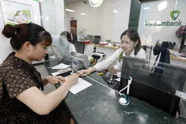 Khách hàng giao dịch tại Vietcombank. (Ảnh minh họa: Trần Việt/TTXVN)