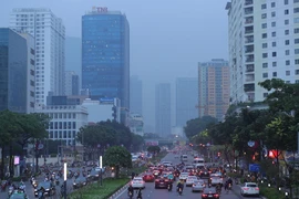 Các toà cao tầng ở Hà Nội bị sương mù bao phủ, tầm nhìn bị hạn chế. (Ảnh: Hoàng Hiếu/TTXVN)