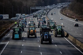 Nông dân Pháp phong tỏa một tuyến cao tốc ở Longvilliers, gần Paris ngày 29/1/2024. (Ảnh: THX/TTXVN)
