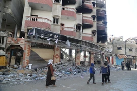 Các tòa nhà bị phá hủy sau cuộc không kích của Israel xuống Dải Gaza ngày 19/1/2024. Ảnh: THX/TTXVN
