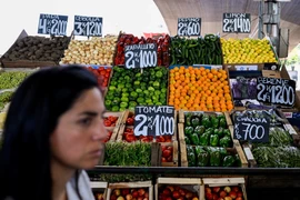 Giá rau củ quả được bày bán tại khu chợ ở Buenos Aires ngày 9/1/2024. (Ảnh: AFP/TTXVN)