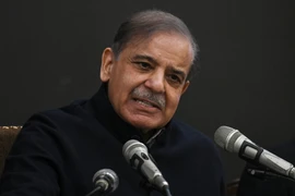 Cựu Thủ tướng Pakistan đồng thời là lãnh đạo đảng Liên đoàn Hồi giáo Pakistan-Nawaz (PML-N) Shehbaz Sharif phát biểu tại cuộc họp báo ở Lahore ngày 13/2/2024. (Ảnh: AFP/TTXVN)