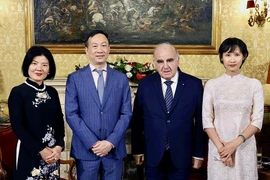 Tổng thống Malta George Vella và đoàn Đại sứ quán Việt Nam. (Ảnh: Dương Hoa/TTXVN)