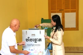 Bỏ phiếu tại văn phòng bầu cử số 101, sáng 25/2. (Ảnh: Hoàng Minh/TTXVN)