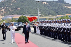 Chủ tịch Quốc hội Vương Đình Huệ đến thăm Lữ đoàn tàu ngầm 189. (Ảnh: Nhan Sáng/TTXVN)
