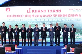 Chủ tịch Quốc hội Vương Đình Huệ và Phó Thủ tướng Trần Hồng Hà cùng các đại biểu tại lễ khánh thành Becamex VSIP Bình Định. (Ảnh: Nhan Sáng/TTXVN)