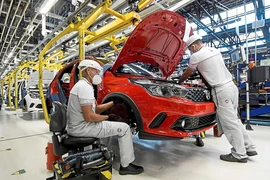 Công nhân lắp ráp ô tô tại một nhà máy của hãng Fiat-Chrysler ở Betim, Brazil. (Ảnh: REUTERS/TTXVN)