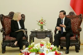 Phó Thủ tướng Trần Hồng Hà trao đổi với bà Mary L.Schapiro. (Ảnh: Báo Điện tử Chính phủ)