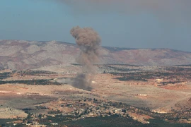 Khói bốc lên sau một vụ không kích tại Idlib, Syria. (Ảnh: AFP/TTXVN)