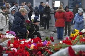 Người dân đặt hoa tưởng niệm các nạn nhân trong vụ tấn công khủng bố tại Moskva, Nga, ngày 24/3/2024. (Ảnh: THX/TTXVN)