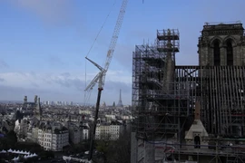 Nhà thờ Đức Bà Paris trong quá trình phục dựng, ngày 8/12/2023. (Ảnh: AFP/TTXVN)