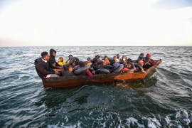 Người di cư lênh đênh trên Địa Trung Hải ở ngoài khơi bờ biển thành phố Sfax, Tunisia. (Ảnh: AFP/TTXVN)