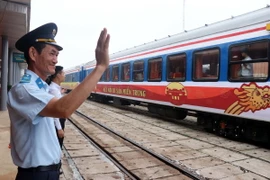 Chuyến tàu "Kết nối di sản miền Trung" di chuyển từ Ga Huế vào Ga Đà Nẵng. (Ảnh: Đỗ Trưởng/TTXVN)