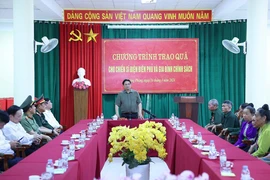 Thủ tướng Phạm Minh Chính thăm hỏi các Chiến sĩ Điện Biên và gia đình chính sách trên địa bàn 2 xã Mường Phăng và Pá Khoang. (Ảnh: Dương Giang/TTXVN)