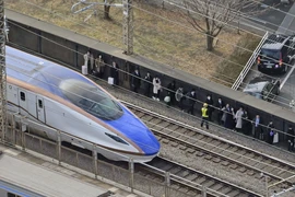 Tàu cao tốc shinkansen bị dừng trên đường ray do mất điện ở Saitama, gần Tokyo, Nhật Bản ngày 23/1/2024. (Ảnh: Kyodo/TTXVN)