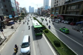 Xe buýt nhanh BRT lưu thông trên đường phố. (Ảnh: Huy Hùng/TTXVN)