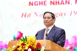 Thủ tướng Phạm Minh Chính chúc mừng các đại biểu già làng, trưởng bản, nghệ nhân và người có uy tín tiêu biểu. (Ảnh: Dương Giang/TTXVN)