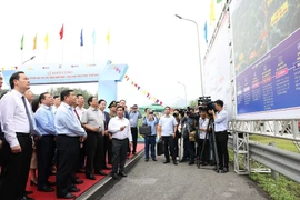 Thủ tướng Phạm Minh Chính xem bản đồ hướng tuyến dự án. (Ảnh: Dương Giang/TTXVN)