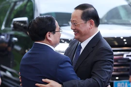 Thủ tướng Phạm Minh Chính đón Thủ tướng Lào Sonexay Siphandone. (Ảnh: Dương Giang/TTXVN)
