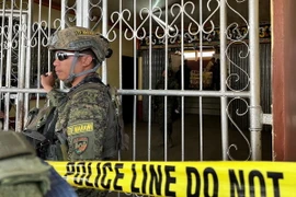Binh sỹ Philippines gác tại hiện trường vụ đánh bom trường đại học bang Mindanao ở Marawi, tỉnh Lanao del sur, miền Nam Philippines ngày 3/12/2023. (Ảnh minh họa: AFP/TTXVN)
