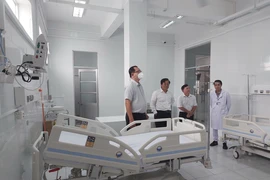 Lãnh đạo sở Y tế tỉnh Bạc Liêu kiểm tra tình hình hoạt động tại Bệnh viện Lao và bệnh Phổi tỉnh Bạc Liêu. (Ảnh tư liệu: Tuấn Kiệt/TTXVN)