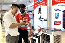 Nhân viên bán hàng giới thiệu sản phẩm quạt lạnh đến người tiêu dùng Thành phố Hồ Chí Minh. (Ảnh: Mỹ Phương/TTXVN)