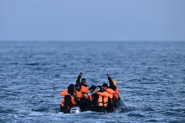 Người di cư qua eo biển Manche để vào Anh. (Nguồn: AFP/TTXVN)