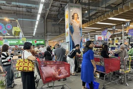 Người dân mua hàng tại siêu thị Grand Lucky, Indonesia. (Ảnh: Đỗ Quyên/TTXVN)