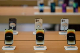 Điện thoại iPhone của Apple được bày bán tại cửa hàng ở Mumbai, Ấn Độ ngày 17/4/2023. (Ảnh: AFP/TTXVN)
