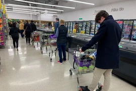 Người dân mua sắm tại siêu thị ở Wellington, New Zealand. (Ảnh: AFP/TTXVN)