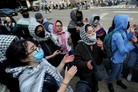 Sinh viên biểu tình để bày tỏ ủng hộ người Palestines tại đại học Columbia ở New York (Mỹ) ngày 30/4/2024. (Ảnh: AFP/TTXVN)