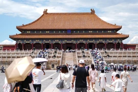 Khách du lịch thăm quan Tử Cấm Thành ở Bắc Kinh, Trung Quốc. (Ảnh: THX/TTXVN)