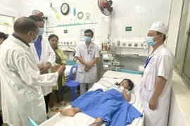 Đoàn công tác của Bộ Y tế đến thăm hỏi, động viên bệnh nhân đang điều trị tại Bệnh viện Nhi đồng Đồng Nai liên quan vụ nghi ngộ độc thực phẩm khiến 518 người nhập viện cấp cứu. (Ảnh: Lê Xuân/TTXVN)