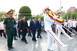 Thủ tướng Phạm Minh Chính dâng hương tại Nghĩa trang Liệt sỹ Quốc gia A1. (Ảnh: Dương Giang/TTXVN)