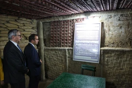 Bộ trưởng Quân đội Cộng hòa Pháp Sébastien Lecornu thăm di tích Hầm De Castries. (Ảnh: Tuấn Anh/TTXVN)
